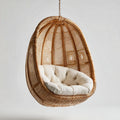 Fauteuil suspendu en rotin avec coussin blanc