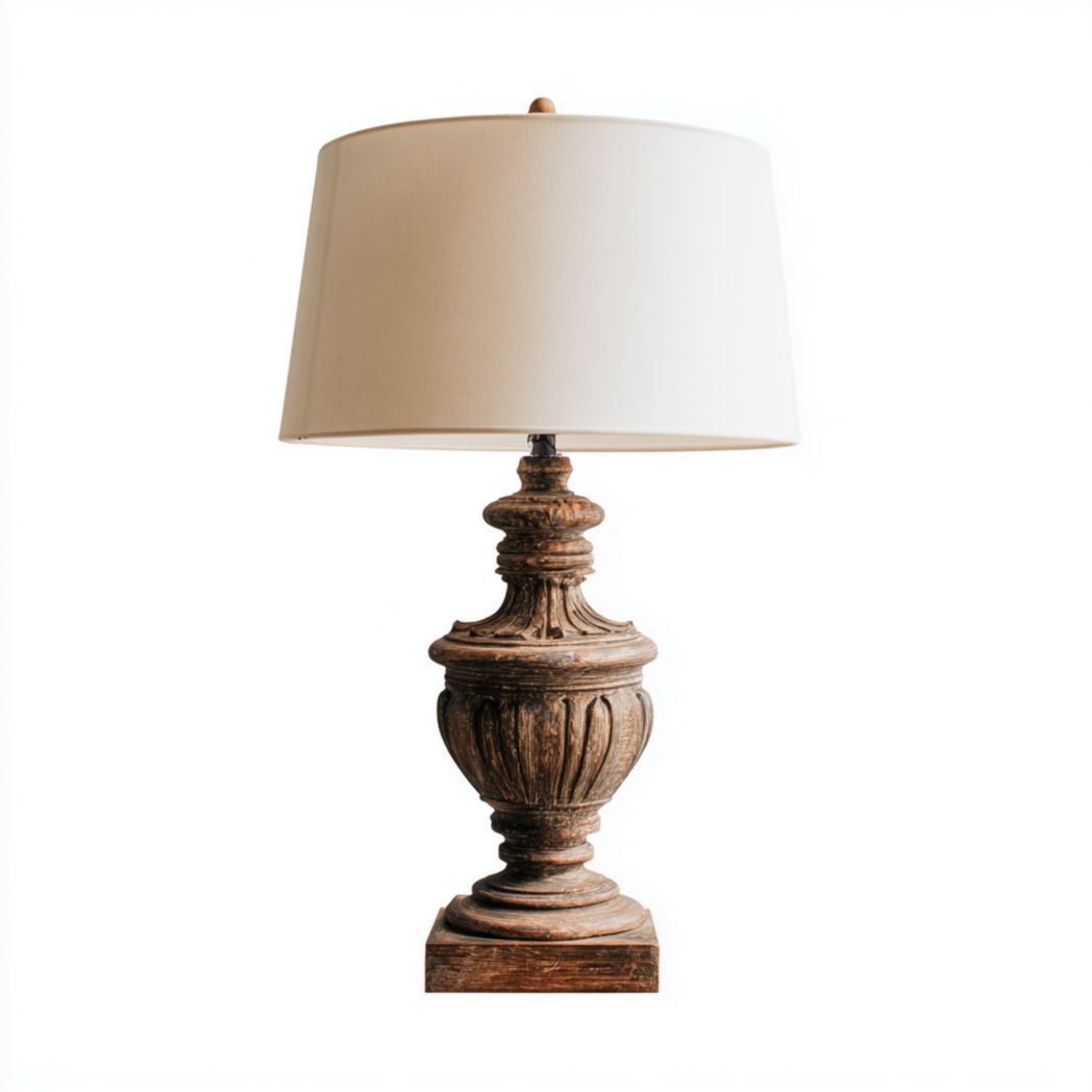 Lampe de table en bois sculpté avec abat-jour en lin beige