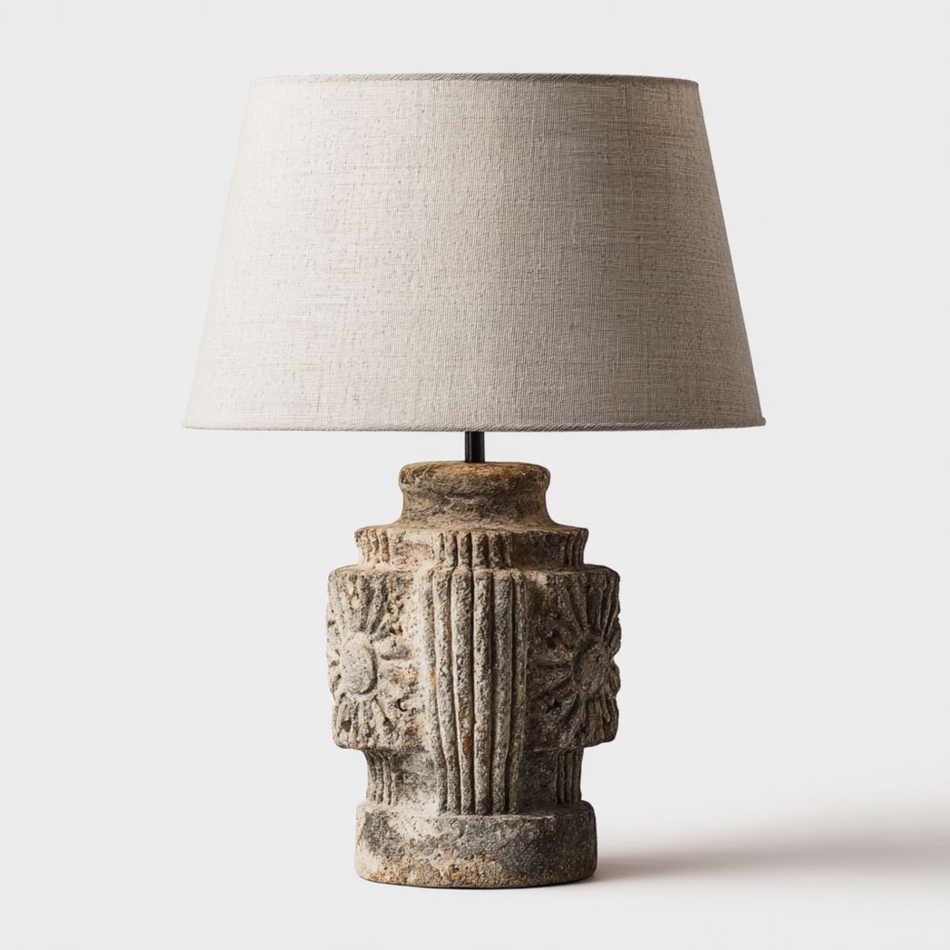 Lampe de table en pierre sculptée avec abat-jour en tissu