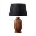 Lampe de table en bois sculpté avec abat-jour noir
