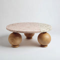 Table basse ronde en terrazzo rose avec pieds en chêne