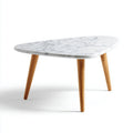 Table basse triangulaire en marbre blanc avec pieds en chêne